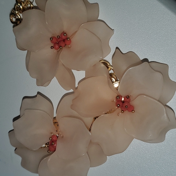 Floral statement necklace - Picture 3 of 5